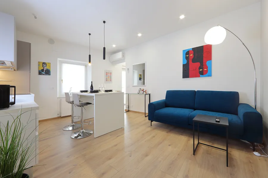 Grande open space con soggiorno e cucina di Alkecè Collection nel centro di Udine