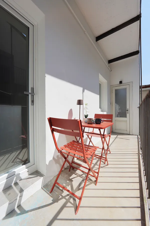 Terrazza privata arredata di Alkecè Collection con tavolino e sedie