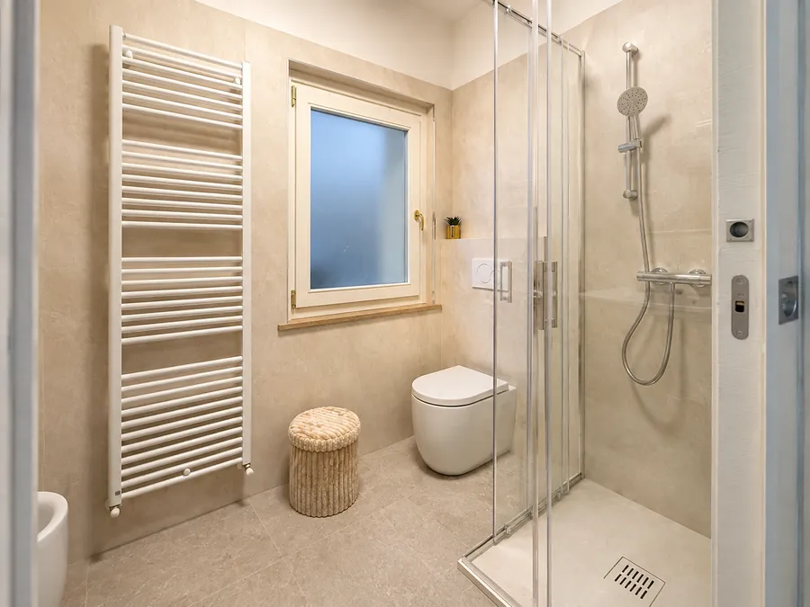 Bagno privato di Alkecè Gold con doccia, sanitari sospesi e termoarredo