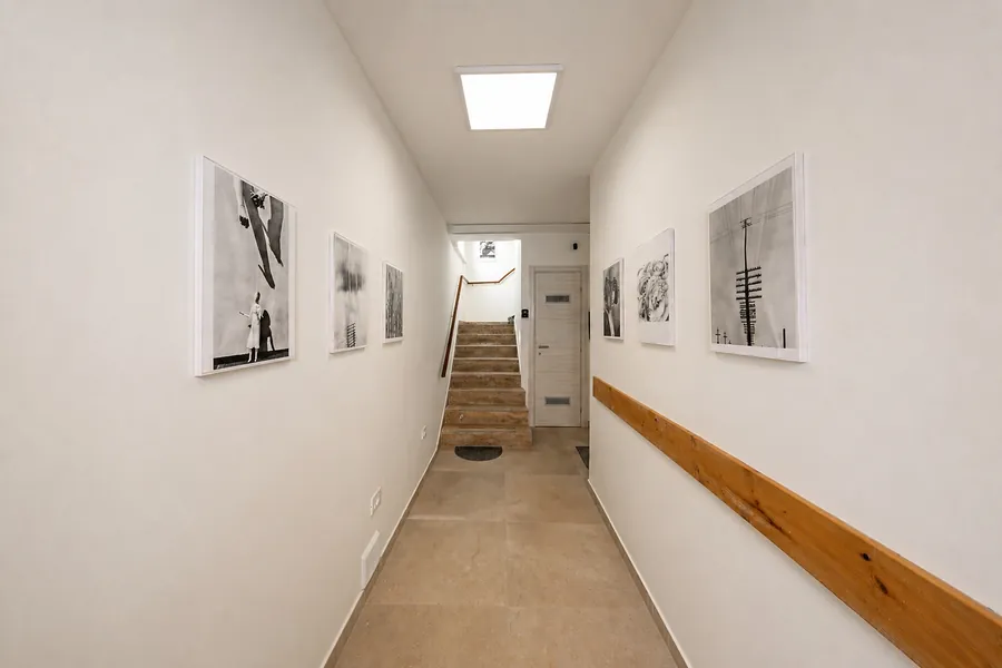 Ingresso comune di Via Pracchiuso 91 con corridoio e scala per il primo piano