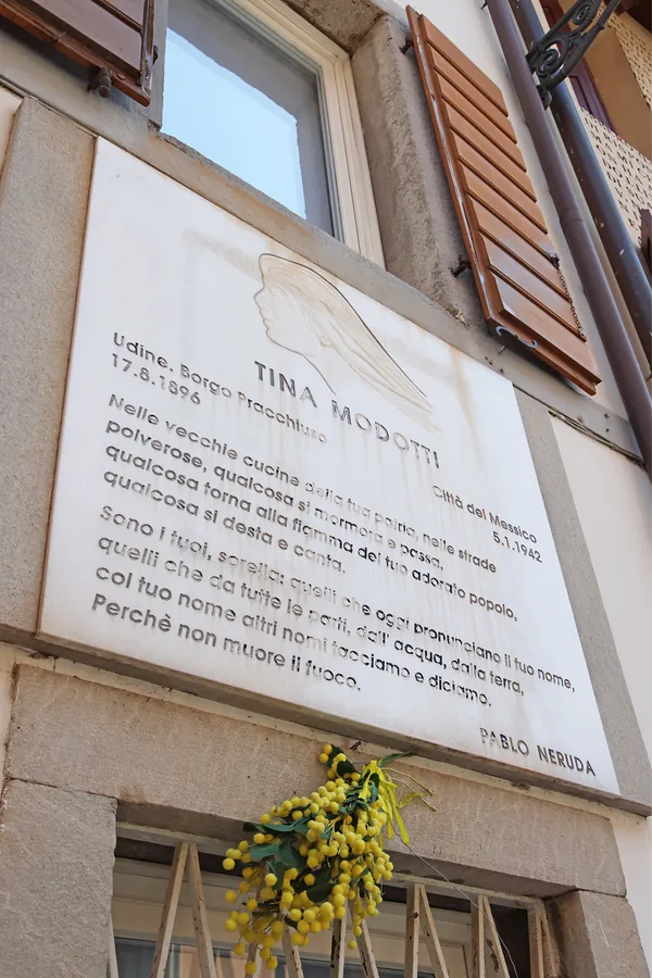 Targa commemorativa di Tina Modotti sulla facciata di Via Pracchiuso 91