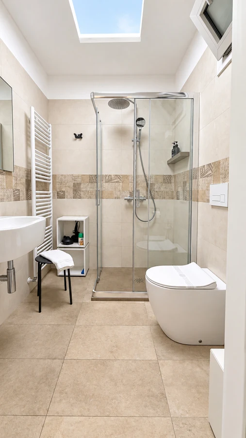 Bagno privato di Alkecè Red con lucernario, box doccia in vetro e sanitari sospesi