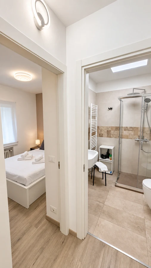 Vista sulla camera matrimoniale e sul bagno privato con doccia di Alkecè Red