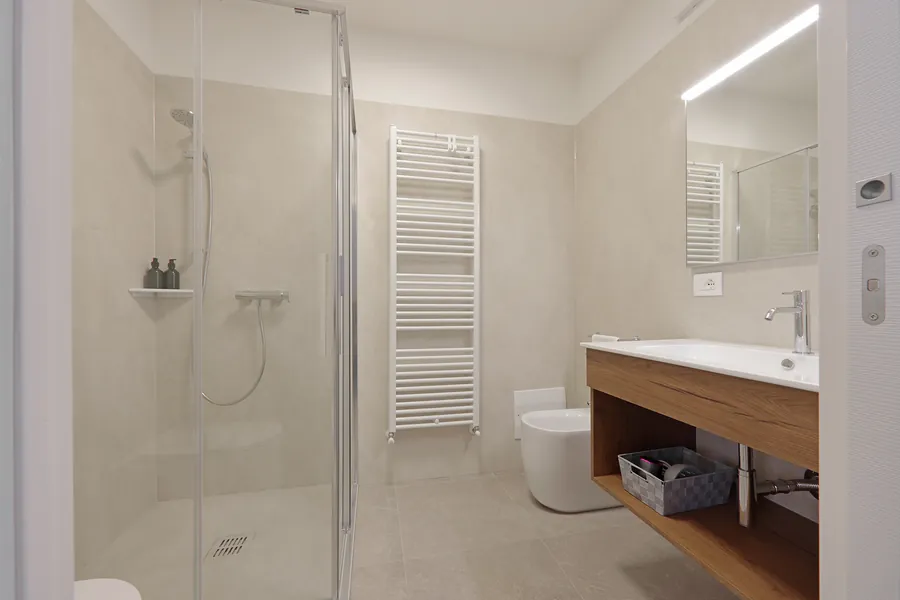 Bagno privato di Alkecè Silver con doccia, lavabo, bidet e termoarredo