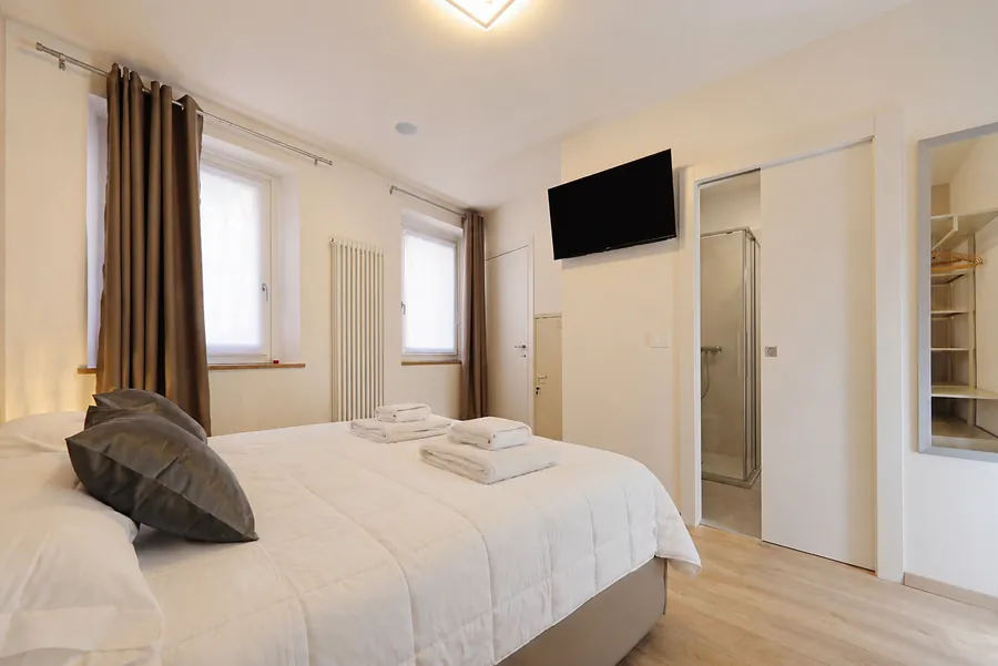 Camera di Alkecè Silver con TV e porta del bagno privato
