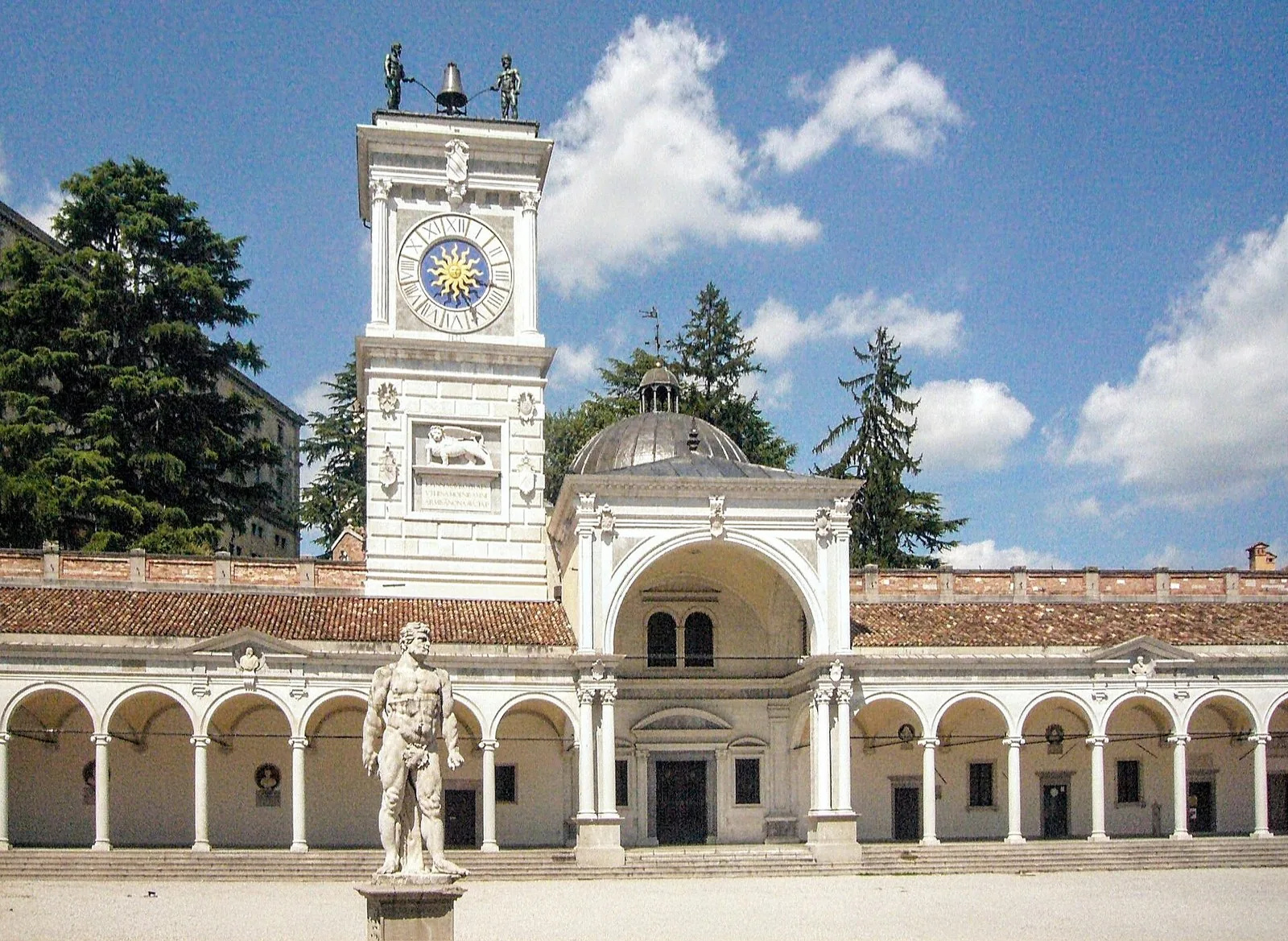 Il Porticato di San Giovanni e la Torre dell'Orologio in Piazza della Libertà a Udine