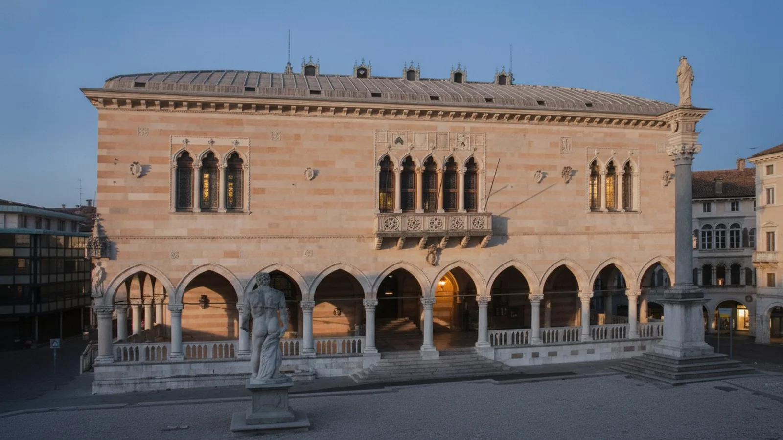 La Loggia del Lionello in Piazza della Libertà a Udine, con le arcate gotiche e la pietra a fasce