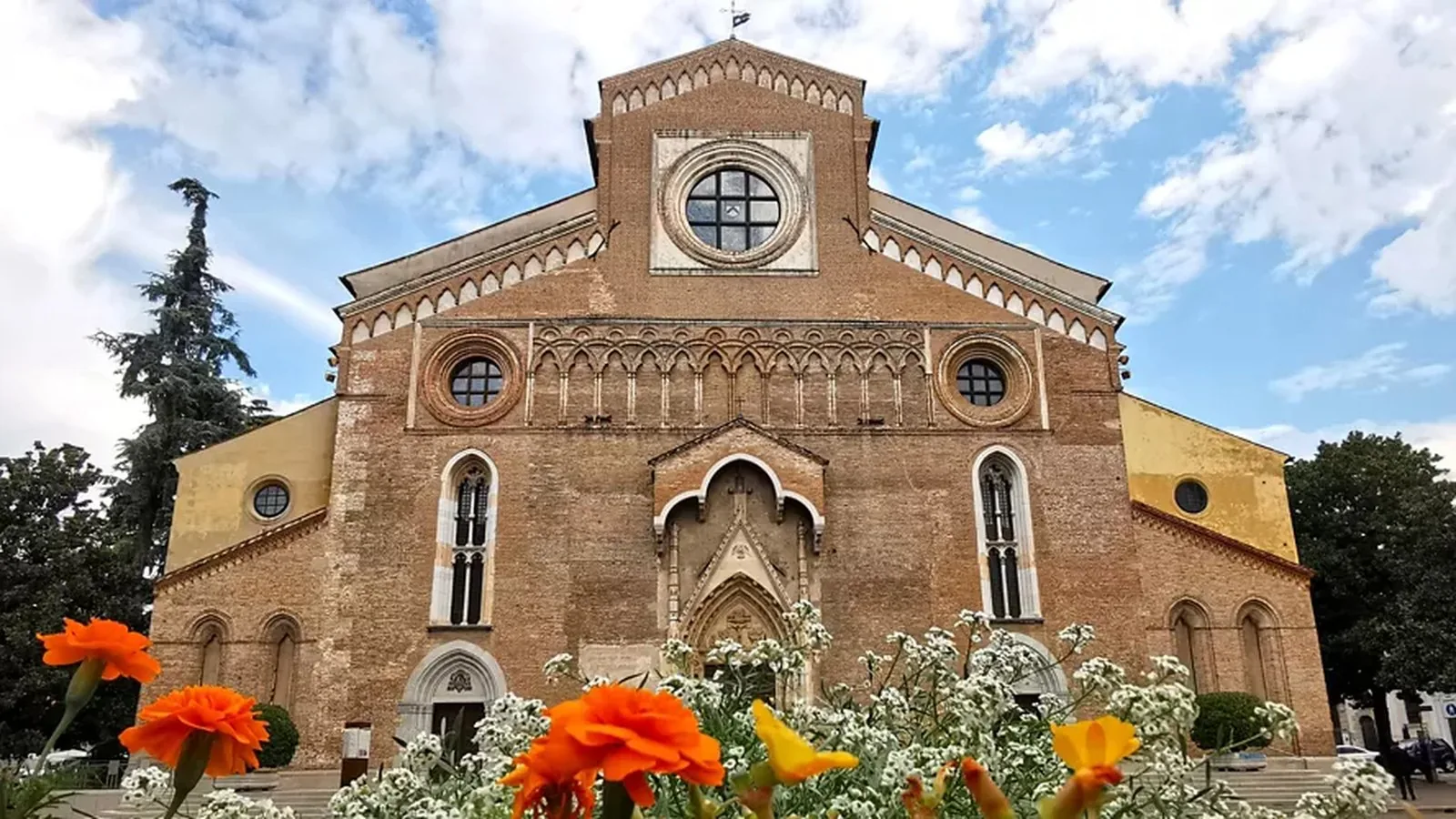 La facciata in mattoni della Cattedrale di Santa Maria Annunziata a Udine