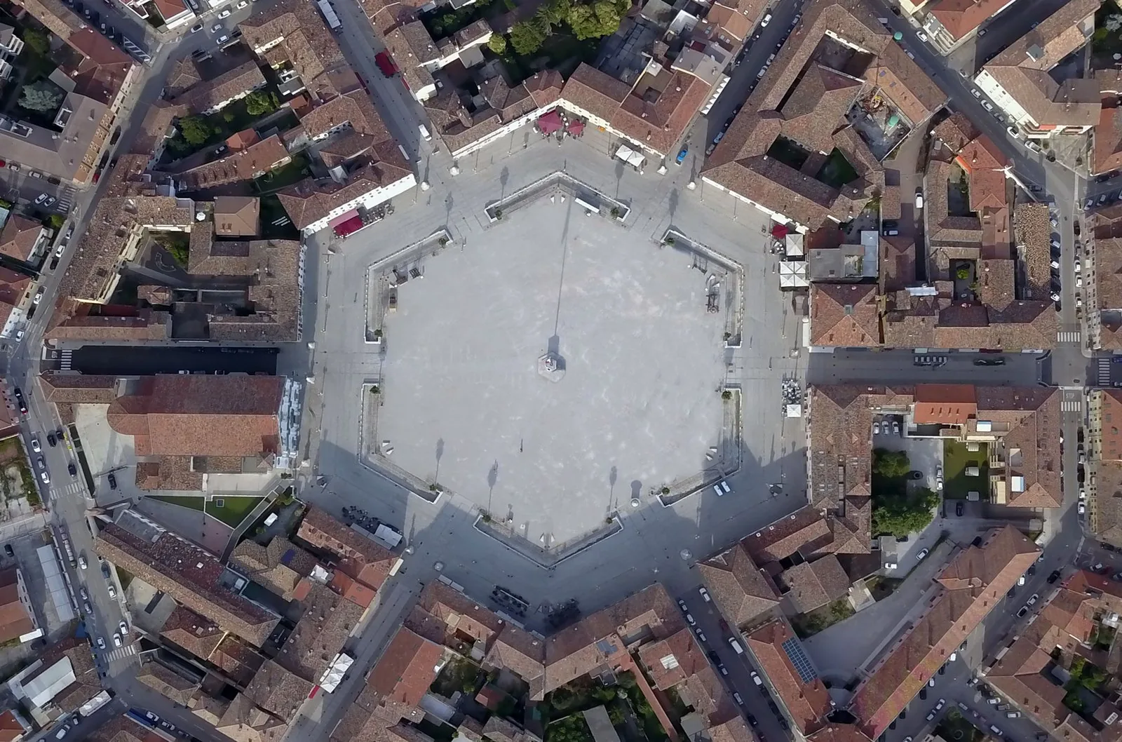 Vista dall'alto di Palmanova con la Piazza Grande esagonale e le mura a stella
